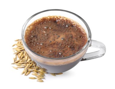 Beyaz üzerine izole edilmiş bir fincan arpa kahvesi ve tahıllar.