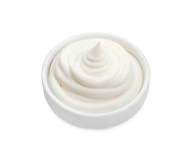 Taze mayonez sosu beyaz kasede izole edilmiş.