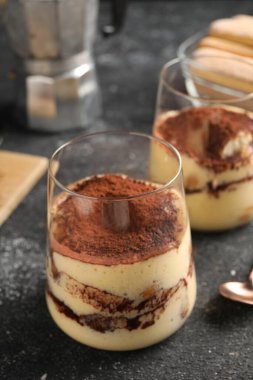 Gri desenli masada gözlüklü nefis tiramisu, yakın plan.