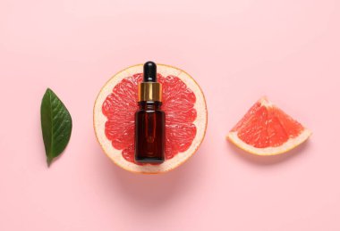 Pembe arka planda greyfurt esaslı düz bileşim