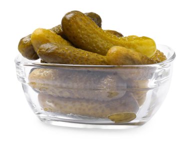 Beyaz tenceredeki lezzetli salatalık turşusu.