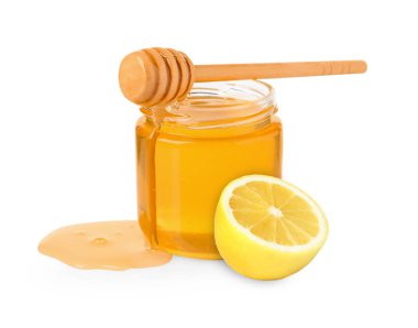 Bal cam kavanozda, limon ve balık beyazda izole edilmiş.