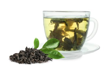 Yeşil çay bardakta, taze ve kuru yapraklar beyazda izole edilmiş.