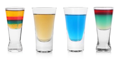 Shot bardaklarındaki farklı nişancılar beyaz sette izole edilmiş.