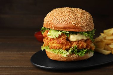 Tahta masada çıtır çıtır tavuk köfteli leziz burger, yakın plan. Metin için boşluk
