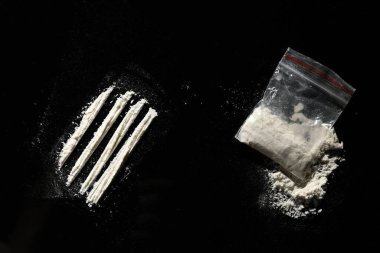 Siyah arka planda sert uyuşturuculu plastik torba, düz. Metin için boşluk