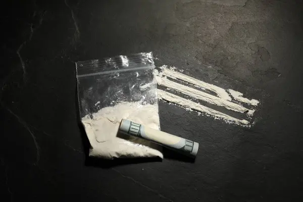 Drogadicción Bolso Plástico Con Cocaína Billete Dólar Enrollado Sobre Fondo —  Fotos de Stock