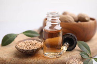 Nutmeg temel yağ ve fındıklar tahtada, yakın plan