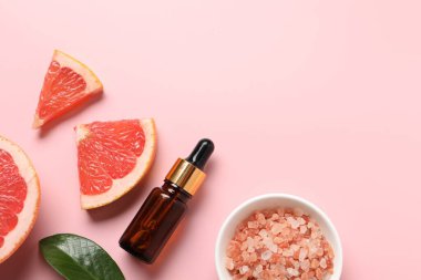 Pembe arka planda greyfurt esaslı düz kompozisyon. Metin için boşluk