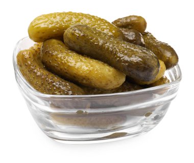 Beyaz tenceredeki lezzetli salatalık turşusu.