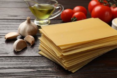 Lazanya malzemeleri ahşap masada, yakın plan.