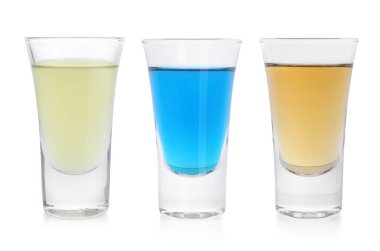 Shot bardaklarındaki farklı nişancılar beyaz sette izole edilmiş.