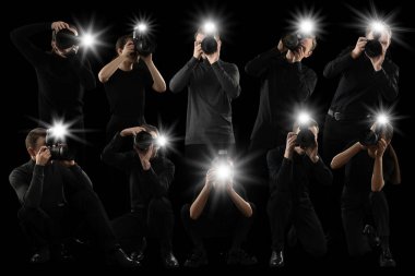 Siyah arka planda kameraları olan bir grup fotoğrafçı. Paparazziler flaşlarla fotoğraf çekiyor.