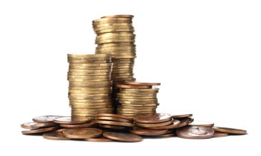 Beyaz arkaplanda yığılmış birçok altın sikke