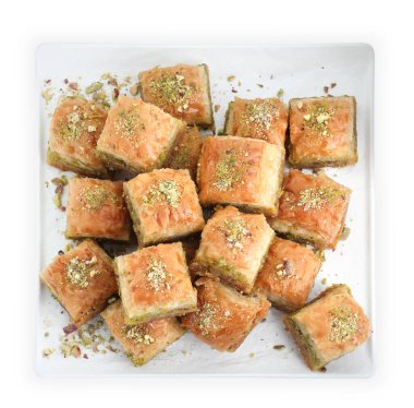 Beyaza izole edilmiş doğranmış fındıklı enfes taze baklava, üst manzara. Doğu tatlıları