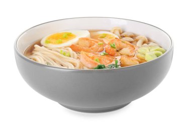 Lezzetli ramen, karides ve yumurta kasede, beyazın üstünde. Erişte çorbası.