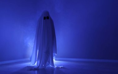 Ürkütücü hayalet. Mavi ışıkla kaplanmış kadın, metin için boşluk