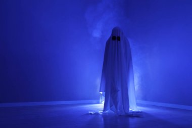 Ürkütücü hayalet. Mavi ışıkla kaplanmış kadın, metin için boşluk