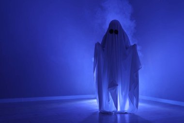 Ürkütücü hayalet. Mavi ışıkla kaplanmış kadın, metin için boşluk