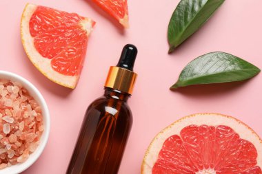 Pembe arka planda greyfurt esaslı düz bileşim