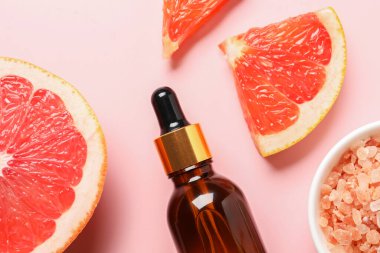 Pembe arka planda greyfurt esaslı düz bileşim