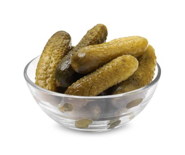 Beyaz tenceredeki lezzetli salatalık turşusu.