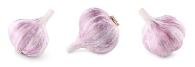 Taze sarımsak soğanları beyaza izole edilmiş.