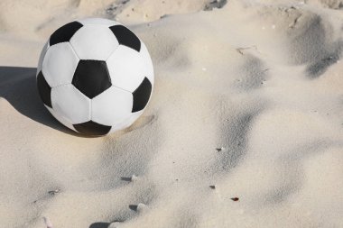 Kumda futbol topu, mesaj için boşluk. Futbol ekipmanları