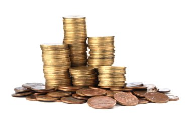 Beyaz arkaplanda farklı para yığınları