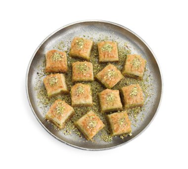 Beyaza izole edilmiş doğranmış fındıklı enfes taze baklava, üst manzara. Doğu tatlıları