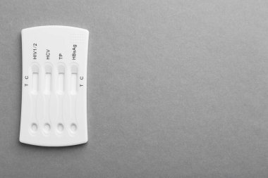 Tek kullanımlık çoklu enfeksiyon ekspres testi açık gri arka plan, üst görünüm. Metin için boşluk