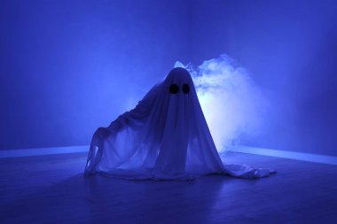 Ürkütücü hayalet. Mavi ışıkla kaplanmış kadın