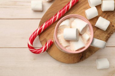 Lezzetli sıcak çikolata, lokum ve baston şeker, ahşap masa, üst manzara.