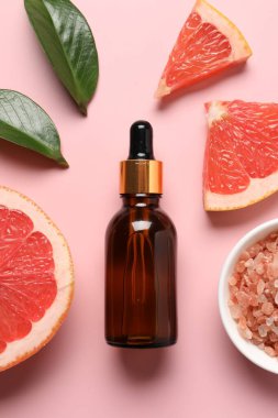 Pembe arka planda greyfurt esaslı düz bileşim