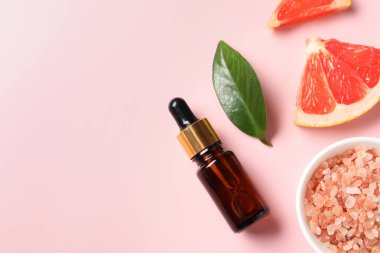 Pembe arka planda greyfurt esaslı düz kompozisyon. Metin için boşluk