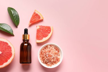 Pembe arka planda greyfurt esaslı düz kompozisyon. Metin için boşluk