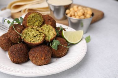 Nefis falafel topları, kireç ve mikro yeşiller ışık masasında.