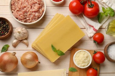 Lazanya için malzemeler beyaz ahşap masada, düz yatıyordu.