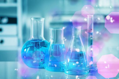 İçerideki masada farklı bir laboratuvar camı var. Bilimsel keşif