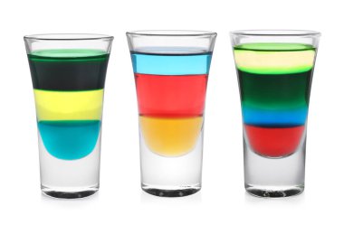 Shot bardaklarındaki farklı nişancılar beyaz sette izole edilmiş.