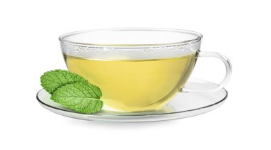 Cam bardakta yeşil çay ve beyaz üzerine izole edilmiş nane yaprakları.