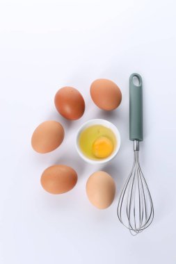 Çırpın, bütün ve kırılmış yumurtalar beyaza izole edilmiş, üst manzara