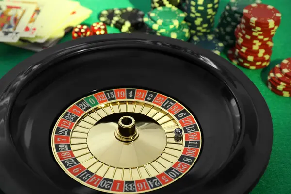 ボールとルーレットホイール グリーンテーブルのトランプとチップ クローズアップ カジノゲーム — ストック写真