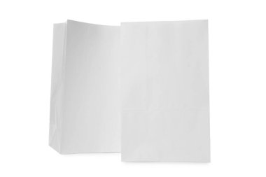 Beyaz üzerine izole edilmiş iki açık kese kağıdı.