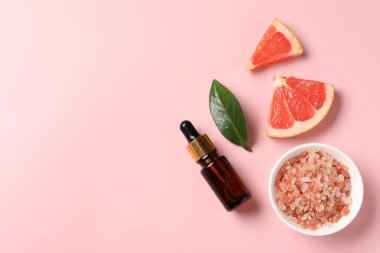 Pembe arka planda greyfurt esaslı düz kompozisyon. Metin için boşluk