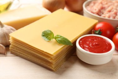 Beyaz ahşap masadaki lazanya malzemeleri, yakın plan.