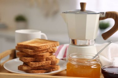 Kahvaltı vakti geldi. Tostlar, bal, reçel ve kahve, ahşap tepside, yakın plan.