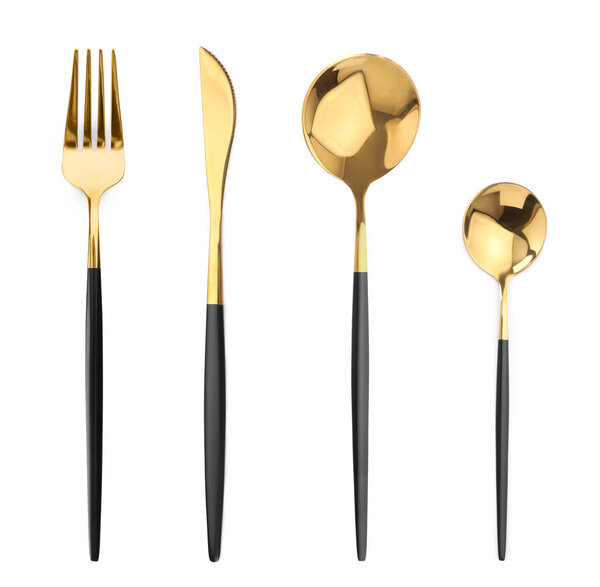 Золотая вилка, нож и ложки, изолированные на белом, вид сверху