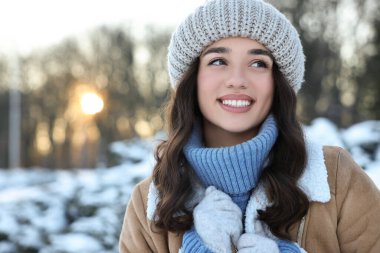 Kar parkında gülümseyen kadın portresi. Metin için boşluk