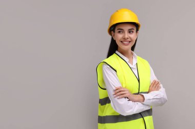 Gri arkaplanda sabit şapkalı mühendis, metin için boşluk